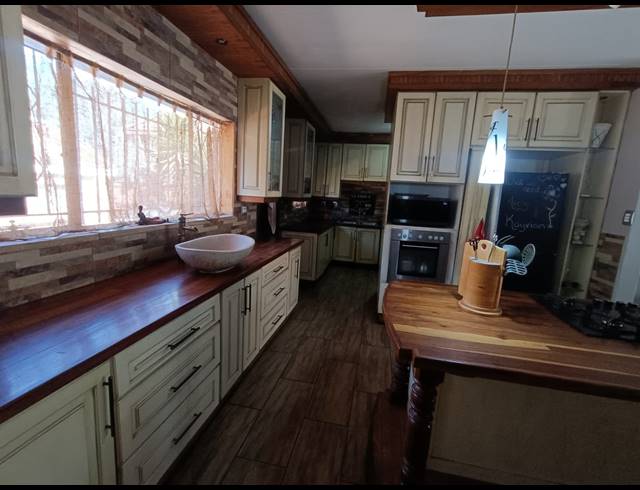 3 BEDROOM HOUSE TO LET IN FLORA GARDENS